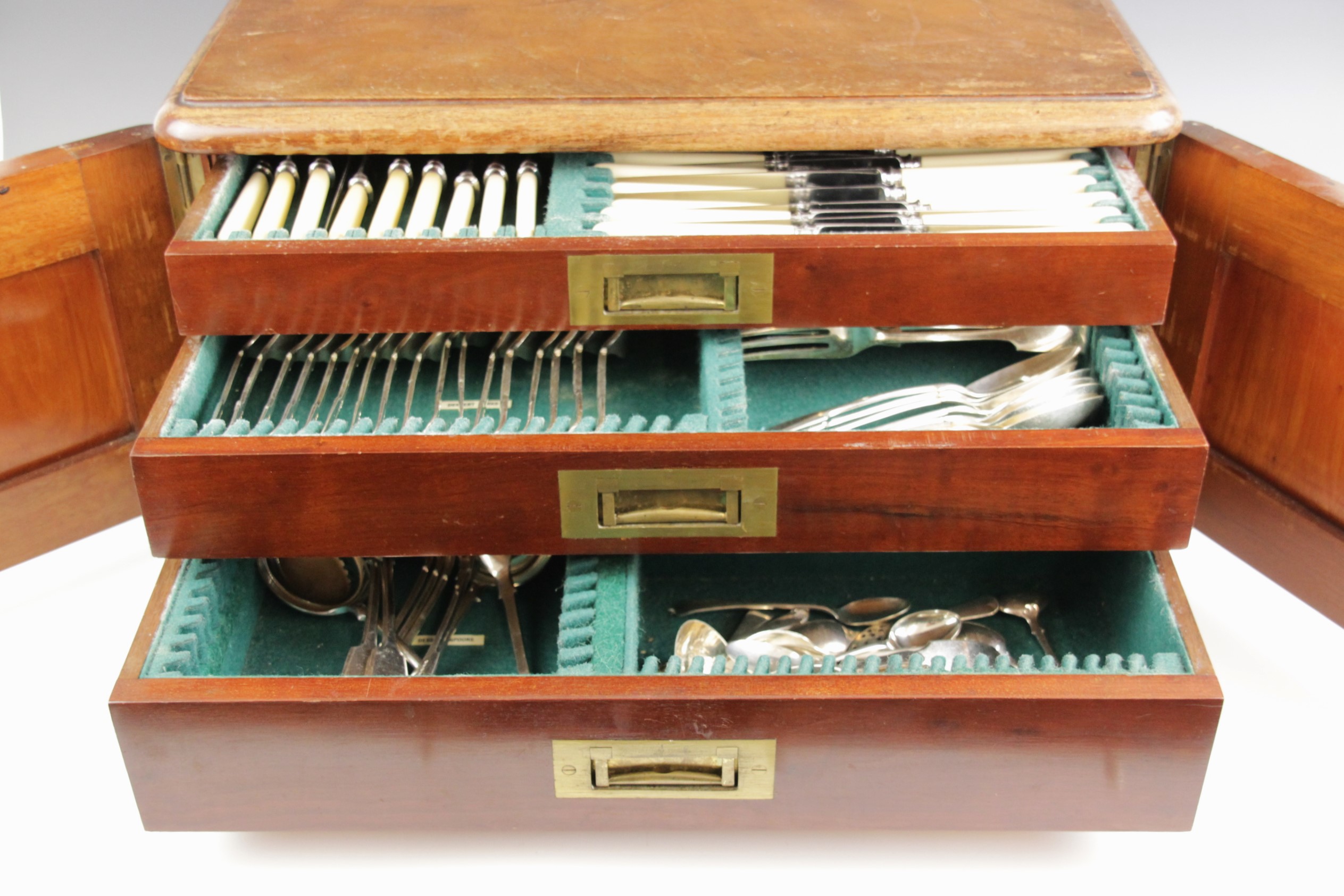 A part harlequin set of silver plated cutlery, comprising ten dessert knives, eighteen table knives, - Image 2 of 6