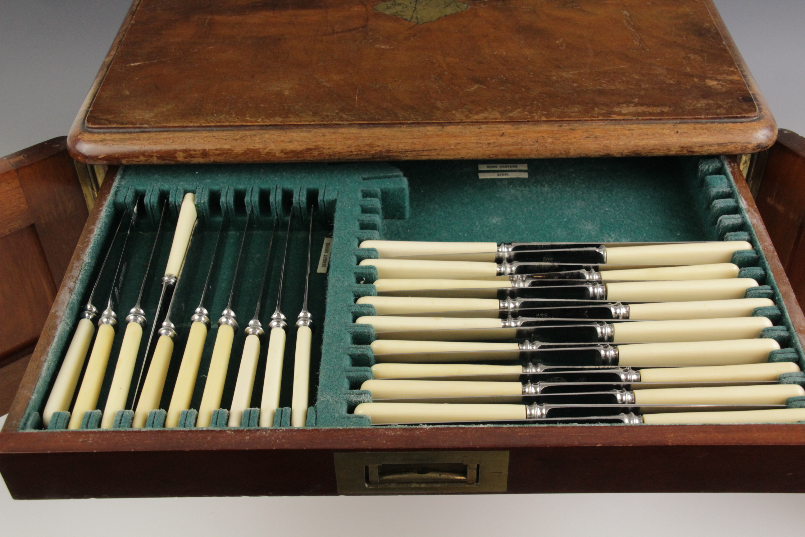 A part harlequin set of silver plated cutlery, comprising ten dessert knives, eighteen table knives, - Image 3 of 6