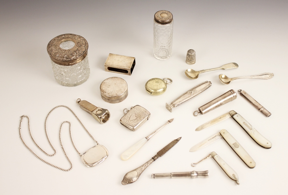 A selection of silver, silver mounted and silver coloured accessories, to include an Edwardian