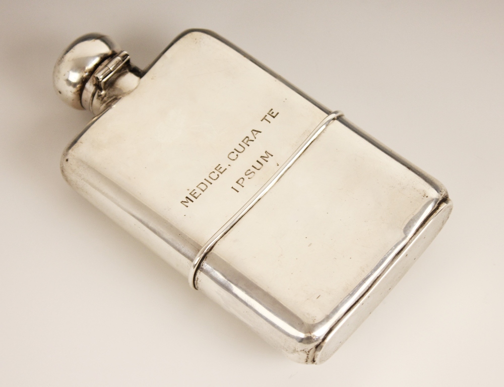 A George V silver hip flask, Mappin & Webb, London 1928, of curved rectangular form, bayonet clasp - Bild 2 aus 7