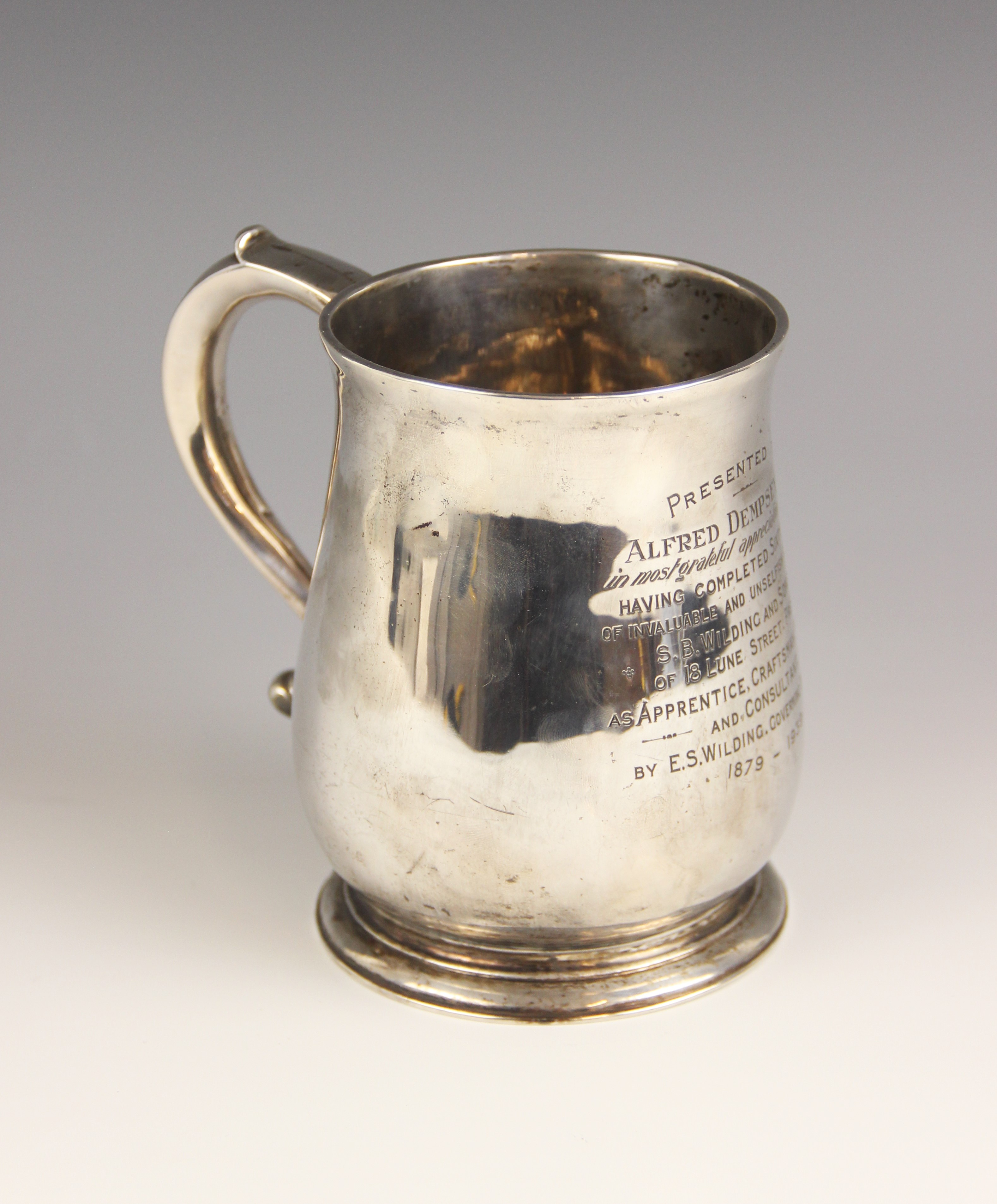 A George II silver mug, possibly William Fordham or William Fleming, London 1730, of baluster form - Bild 3 aus 3