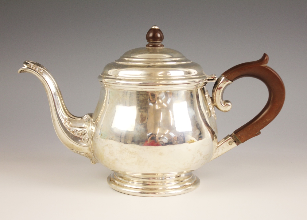 A George V silver teapot, Charles S Green & Co Ltd, Birmingham 1929, of baluster form on circular - Bild 2 aus 7