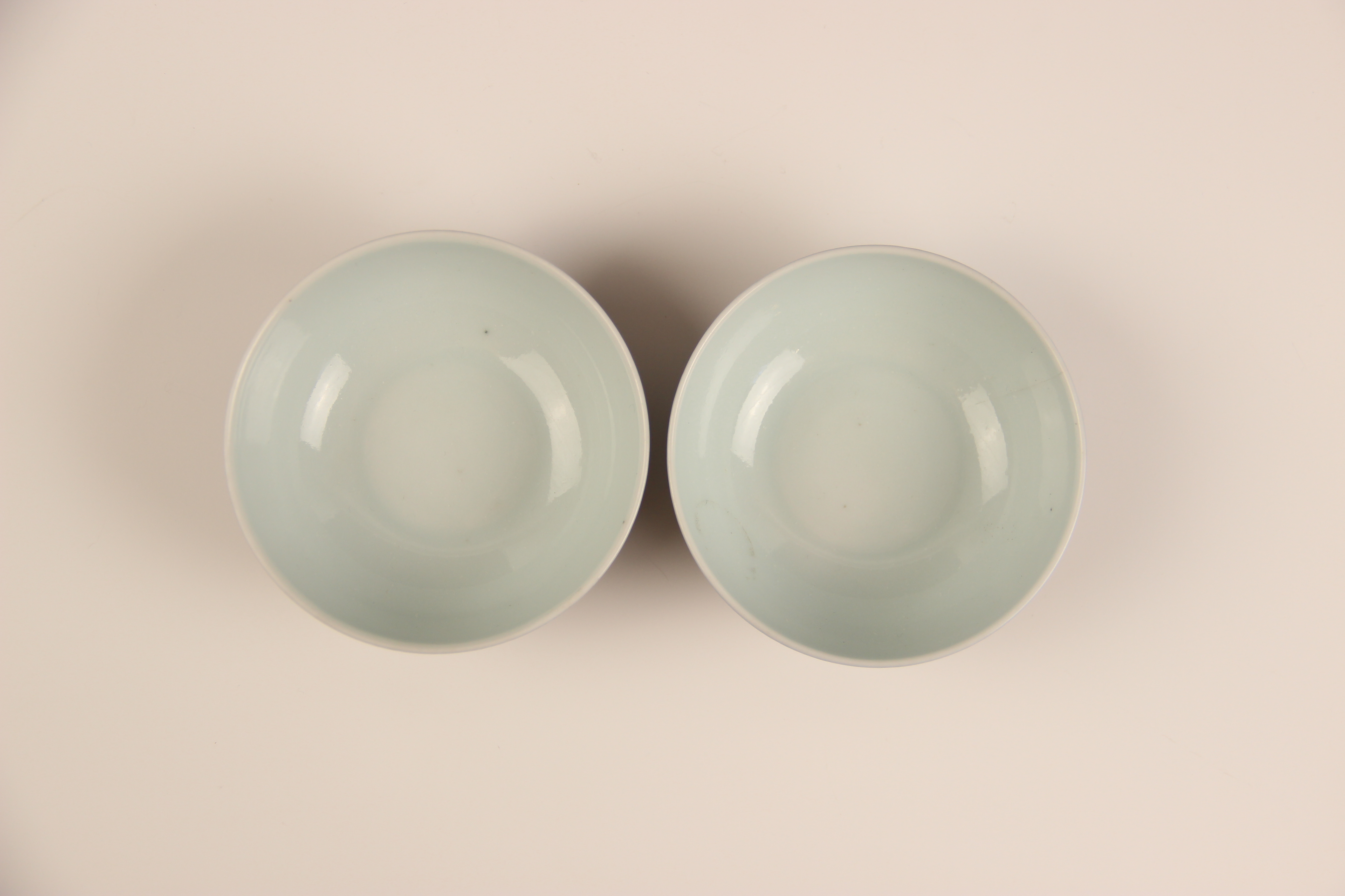 A pair of Chinese porcelain powder blue tea bowls, Qianlong mark, each circular shaped shallow - Bild 3 aus 7