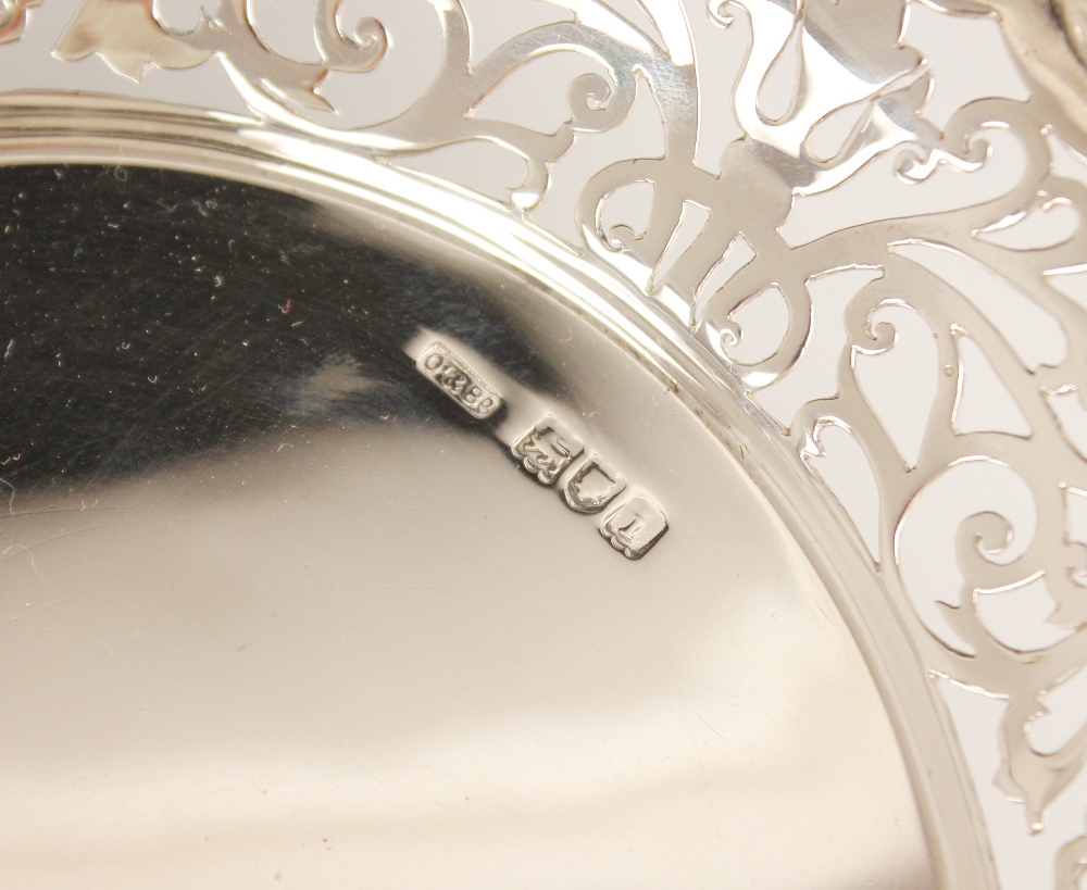 An Edwardian silver bon-bon dish, Ollivant & Botsford, London 1904, of circular form with pierced - Bild 4 aus 4