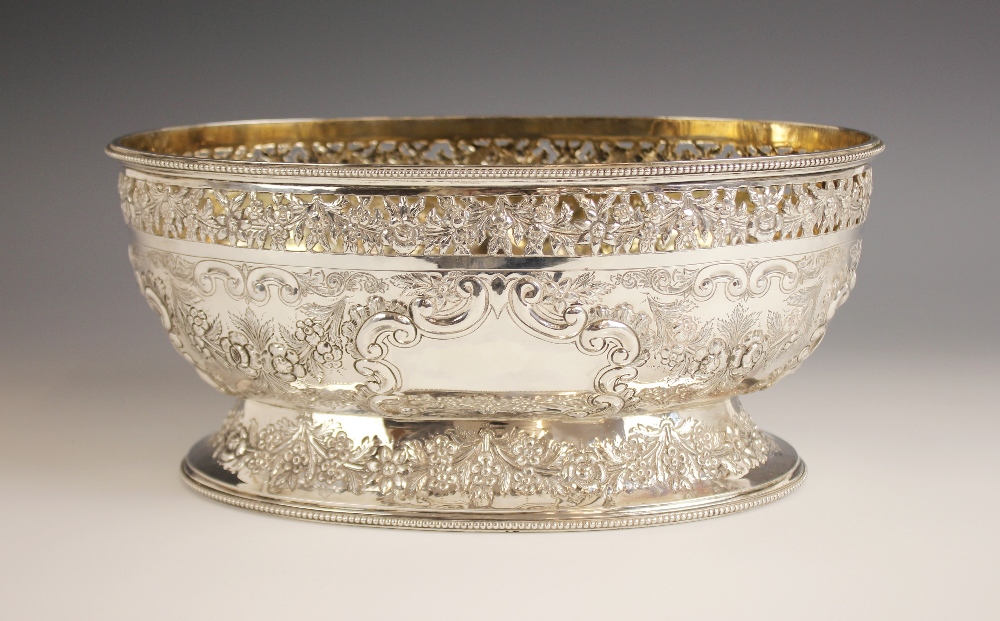 A late Victorian silver centrepiece dish, Martin, Hall & Co, Sheffield 1899, of oval form on - Bild 7 aus 7