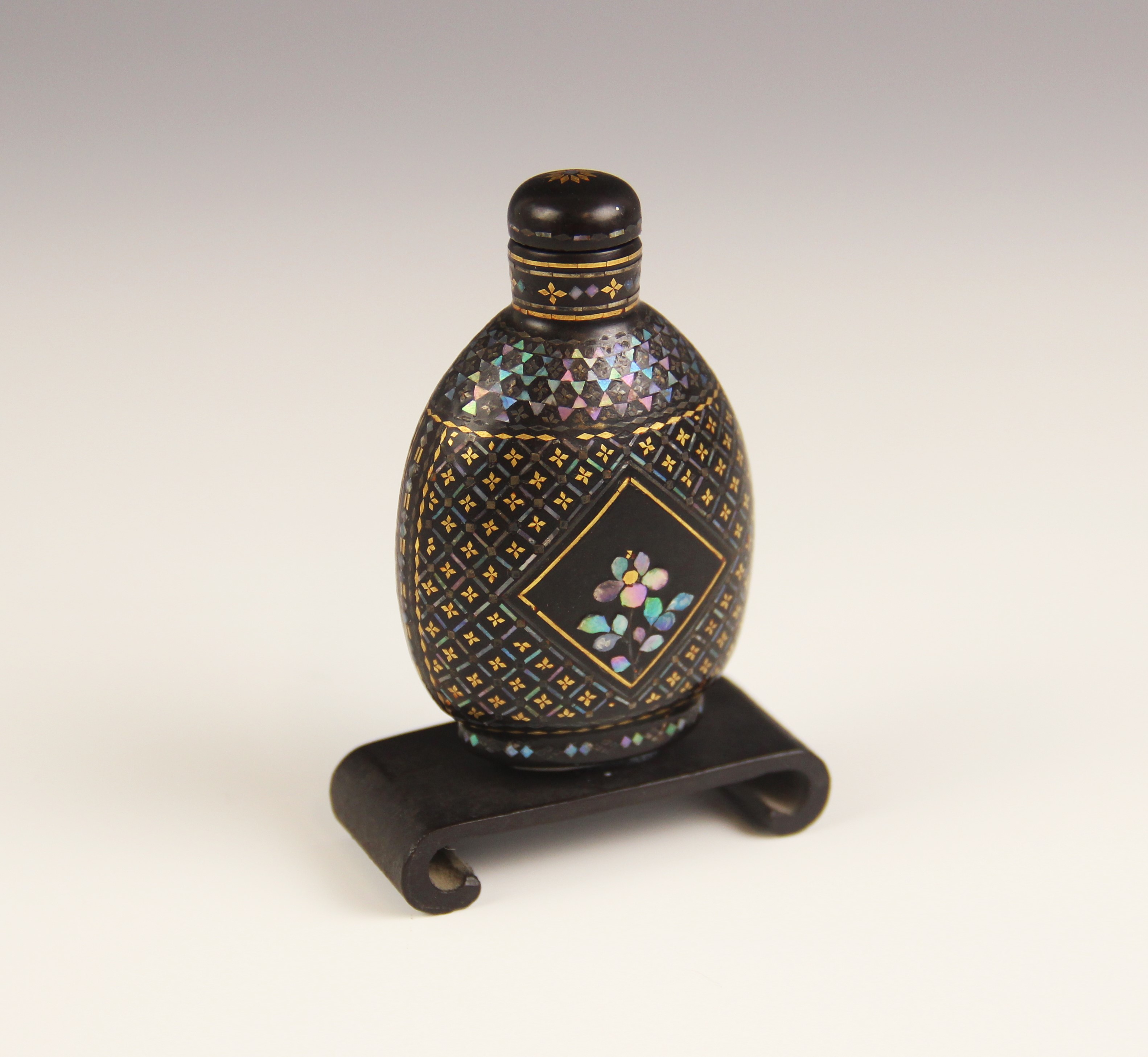 A Chinese lacquered snuff bottle and stopper, 19th century, inlaid with abalone, 6.5cm high, with