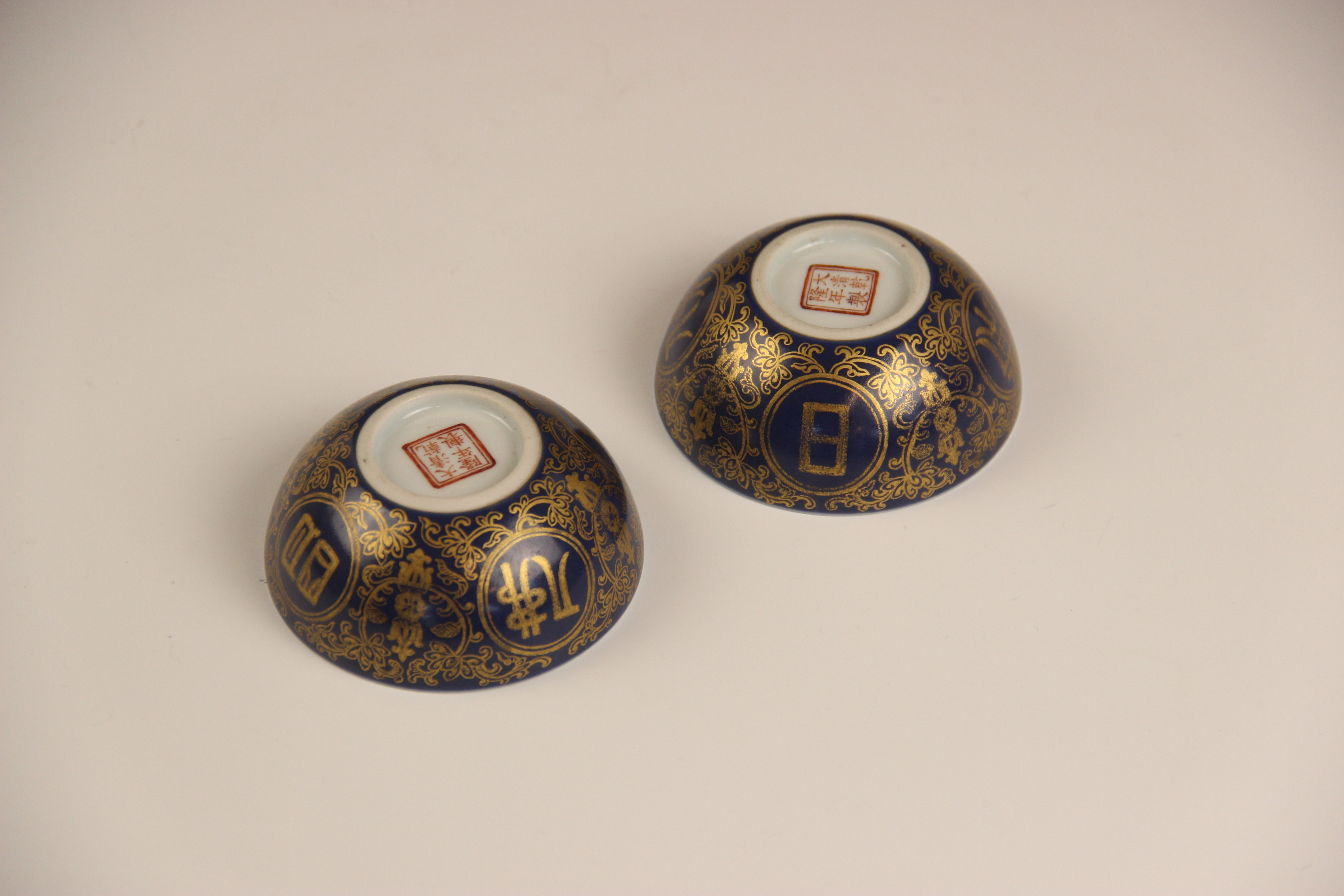 A pair of Chinese porcelain powder blue tea bowls, Qianlong mark, each circular shaped shallow - Bild 5 aus 7