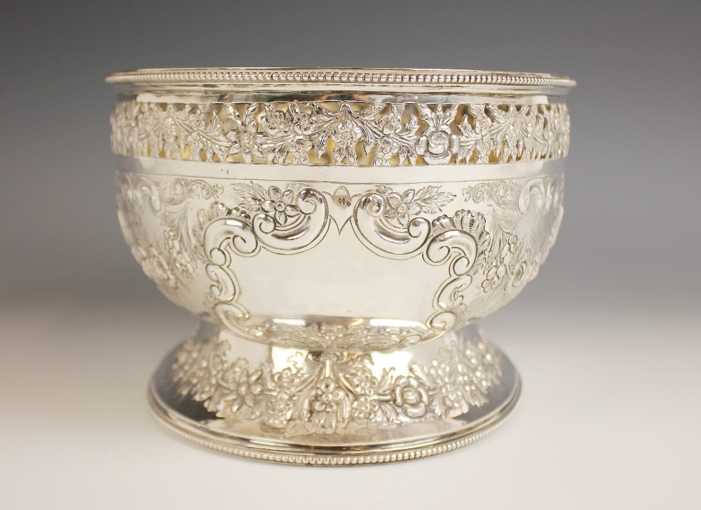 A late Victorian silver centrepiece dish, Martin, Hall & Co, Sheffield 1899, of oval form on - Bild 4 aus 7