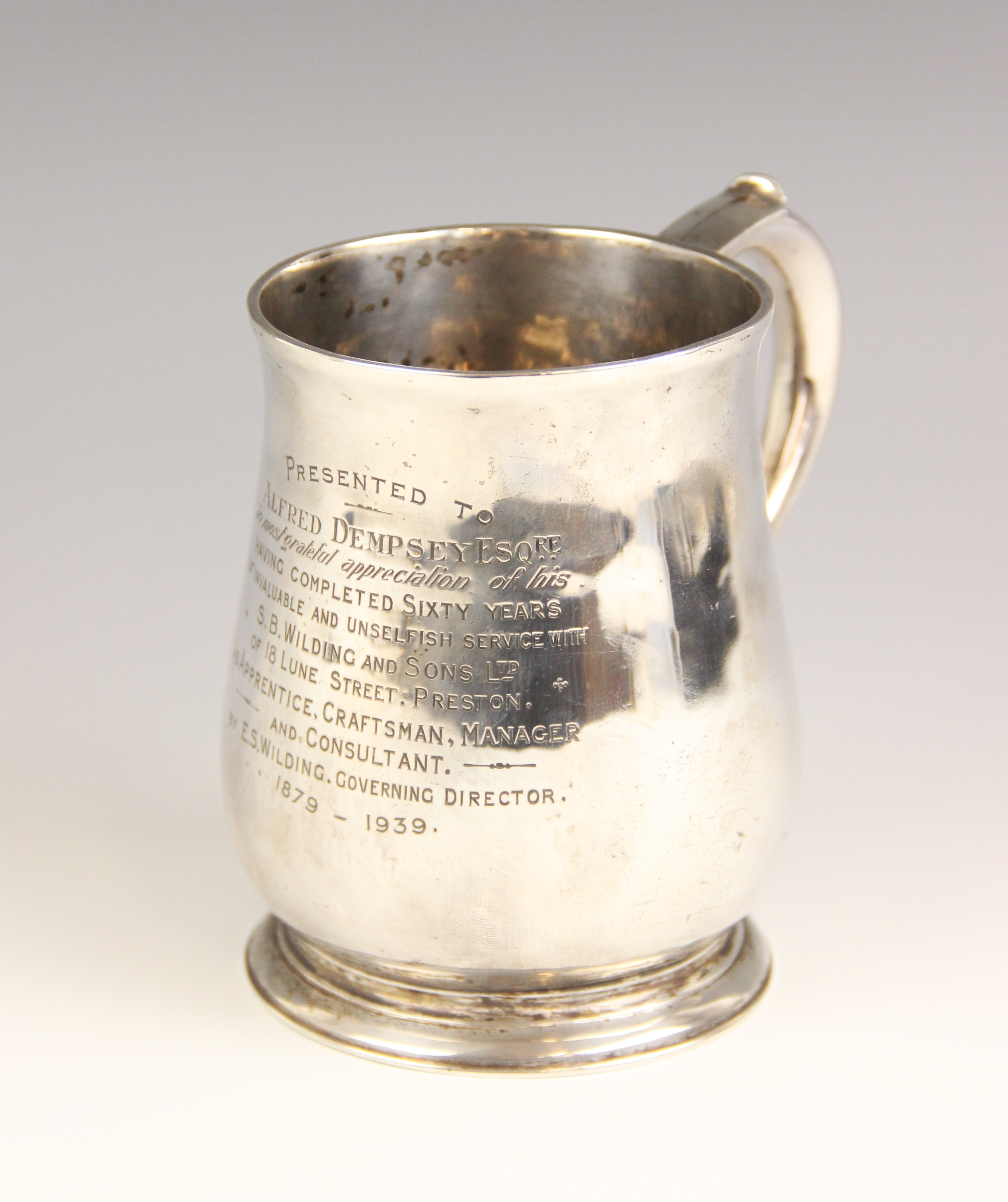 A George II silver mug, possibly William Fordham or William Fleming, London 1730, of baluster form - Bild 2 aus 3