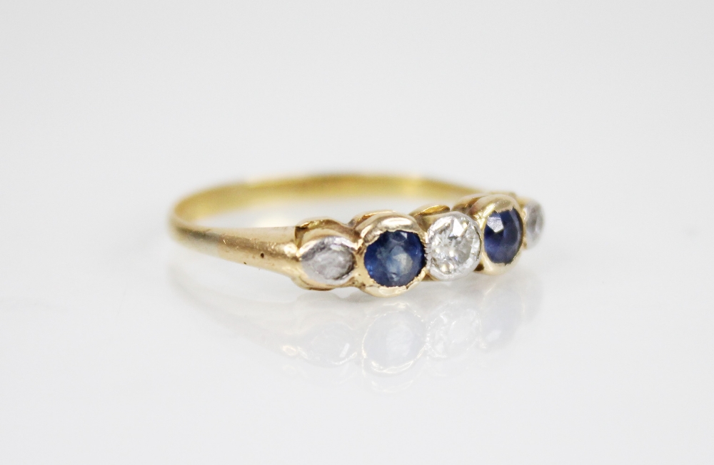 An early 20th century sapphire and diamond five stone ring, designed as a central round mixed cut - Bild 2 aus 4
