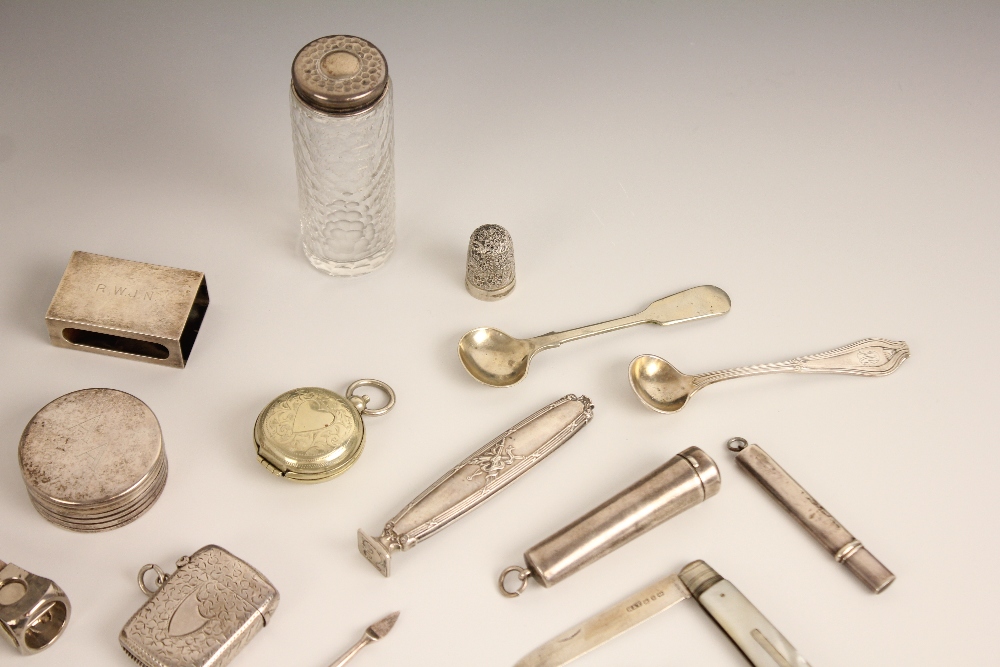 A selection of silver, silver mounted and silver coloured accessories, to include an Edwardian - Bild 3 aus 4