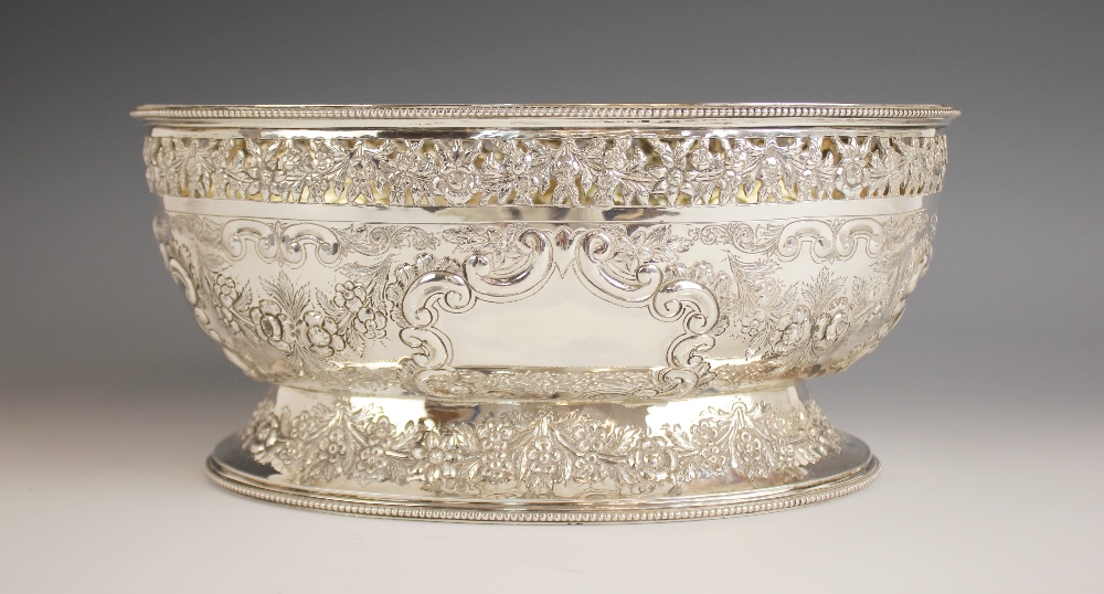 A late Victorian silver centrepiece dish, Martin, Hall & Co, Sheffield 1899, of oval form on - Bild 5 aus 7