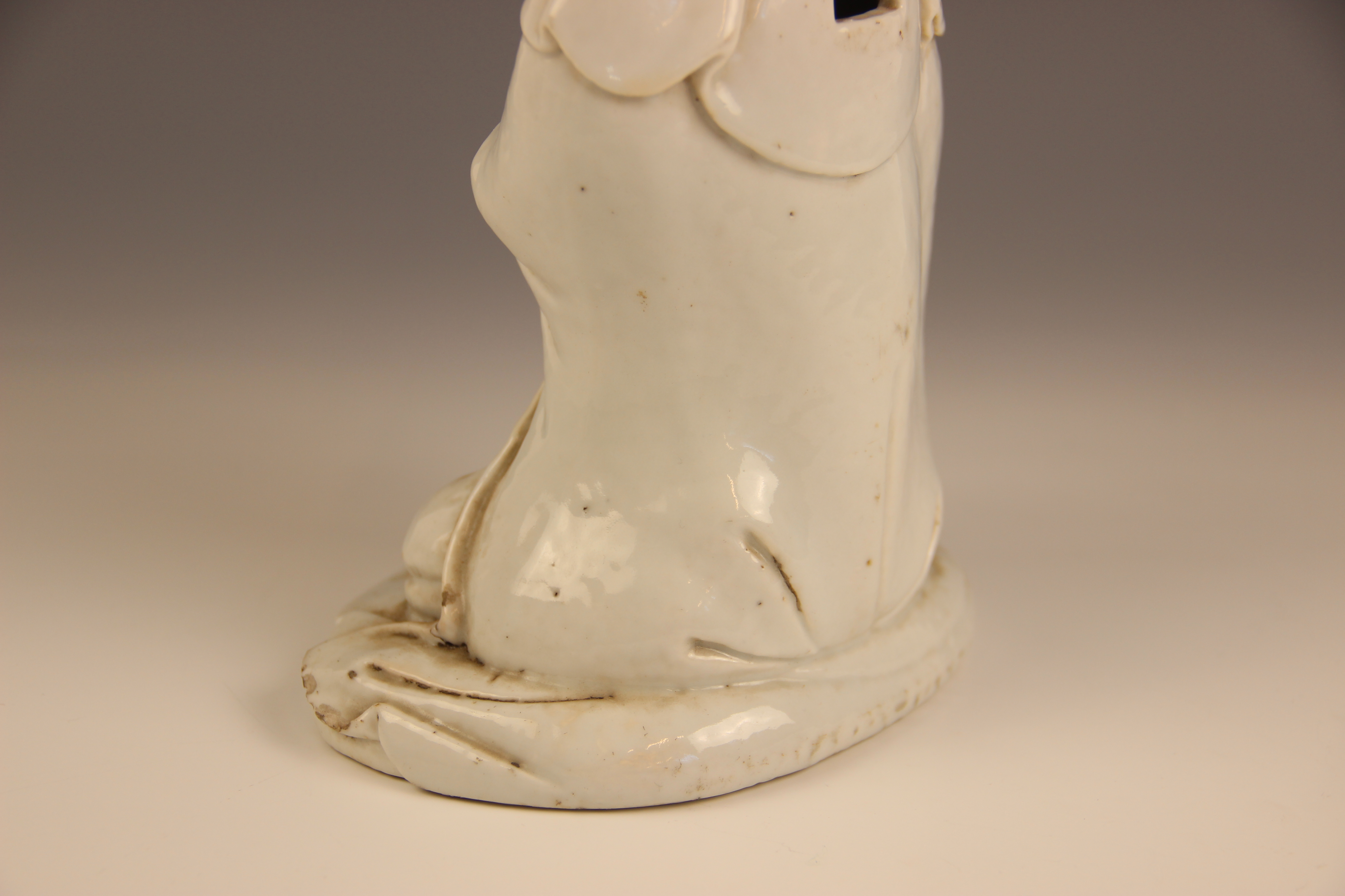 A Chinese Blanc de chine porcelain figure of Guanyin, 19th century, modelled kneeling and wearing - Image 6 of 8