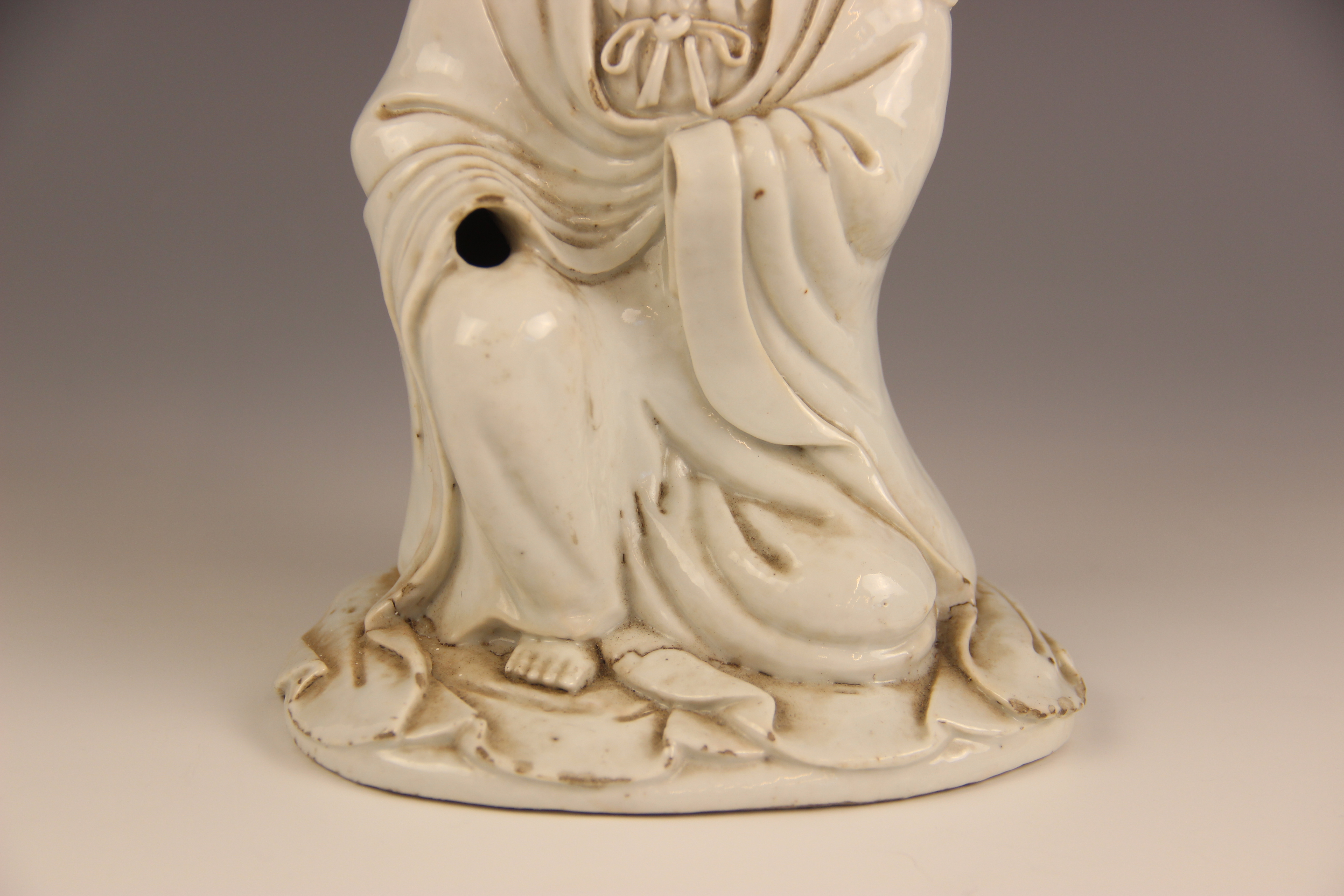 A Chinese Blanc de chine porcelain figure of Guanyin, 19th century, modelled kneeling and wearing - Image 3 of 8