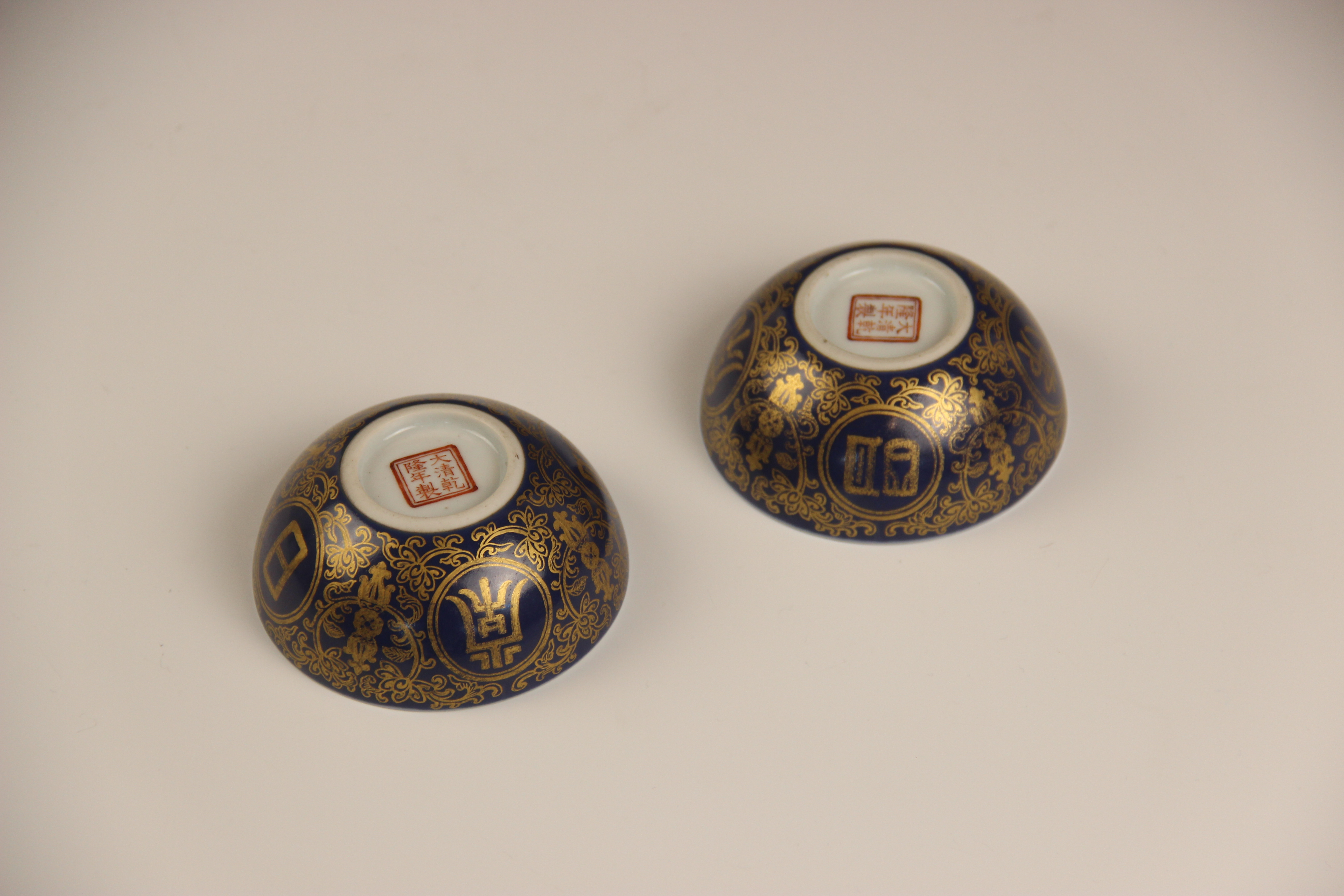 A pair of Chinese porcelain powder blue tea bowls, Qianlong mark, each circular shaped shallow - Bild 6 aus 7