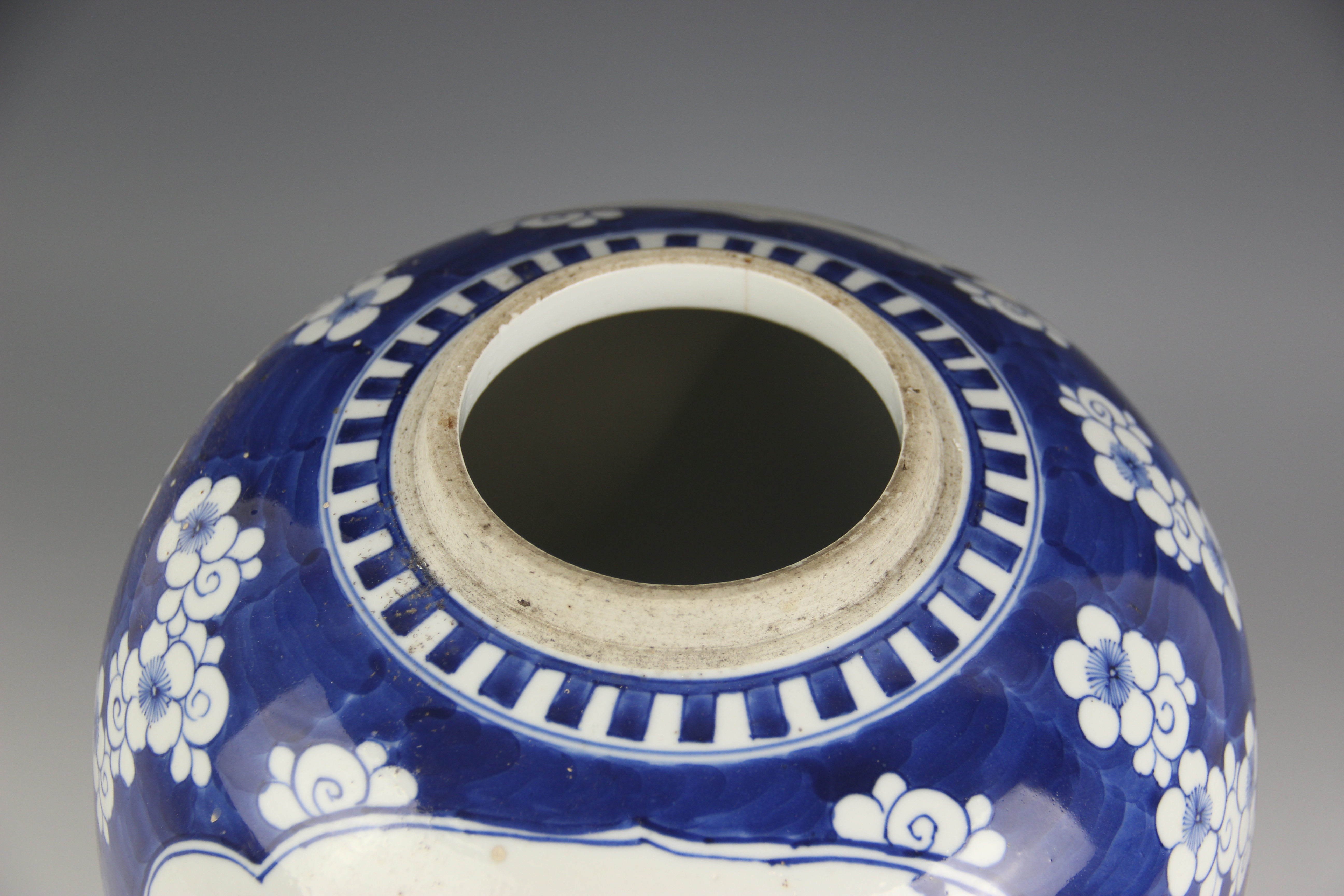 A large Chinese porcelain blue and white ginger jar, 19th century, decorated with two reserves - Image 4 of 6