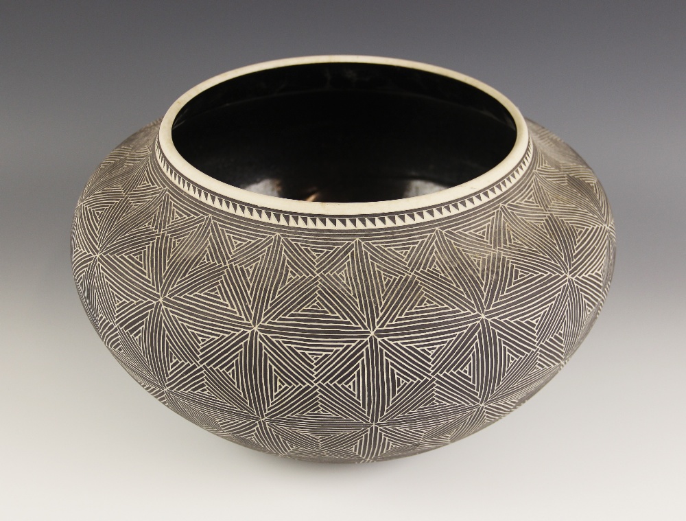Leslie Thompson (American, late 20th century), a porcelain studio pottery bowl of compressed - Image 2 of 6