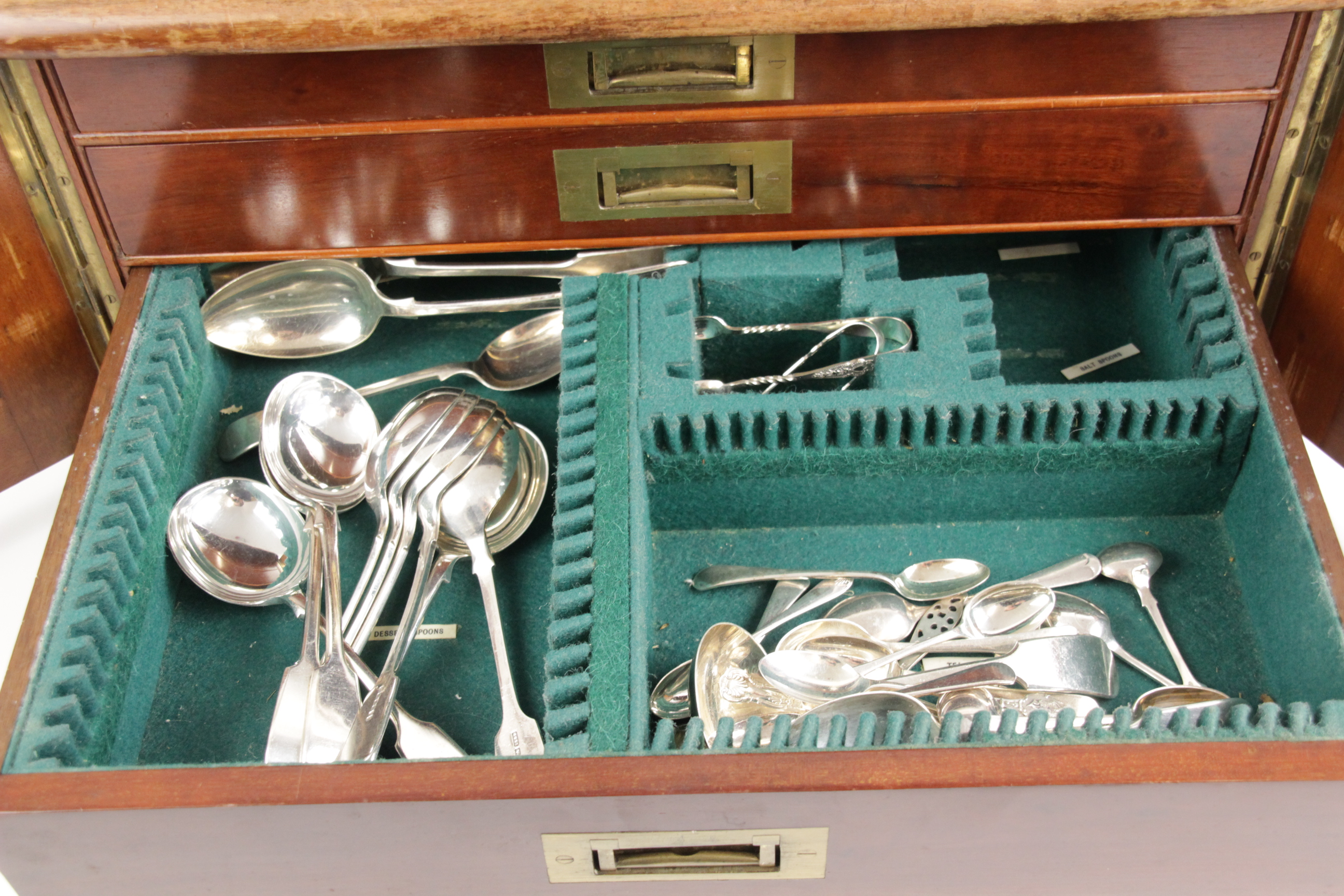 A part harlequin set of silver plated cutlery, comprising ten dessert knives, eighteen table knives, - Image 5 of 6