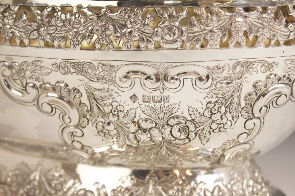 A late Victorian silver centrepiece dish, Martin, Hall & Co, Sheffield 1899, of oval form on - Bild 3 aus 7