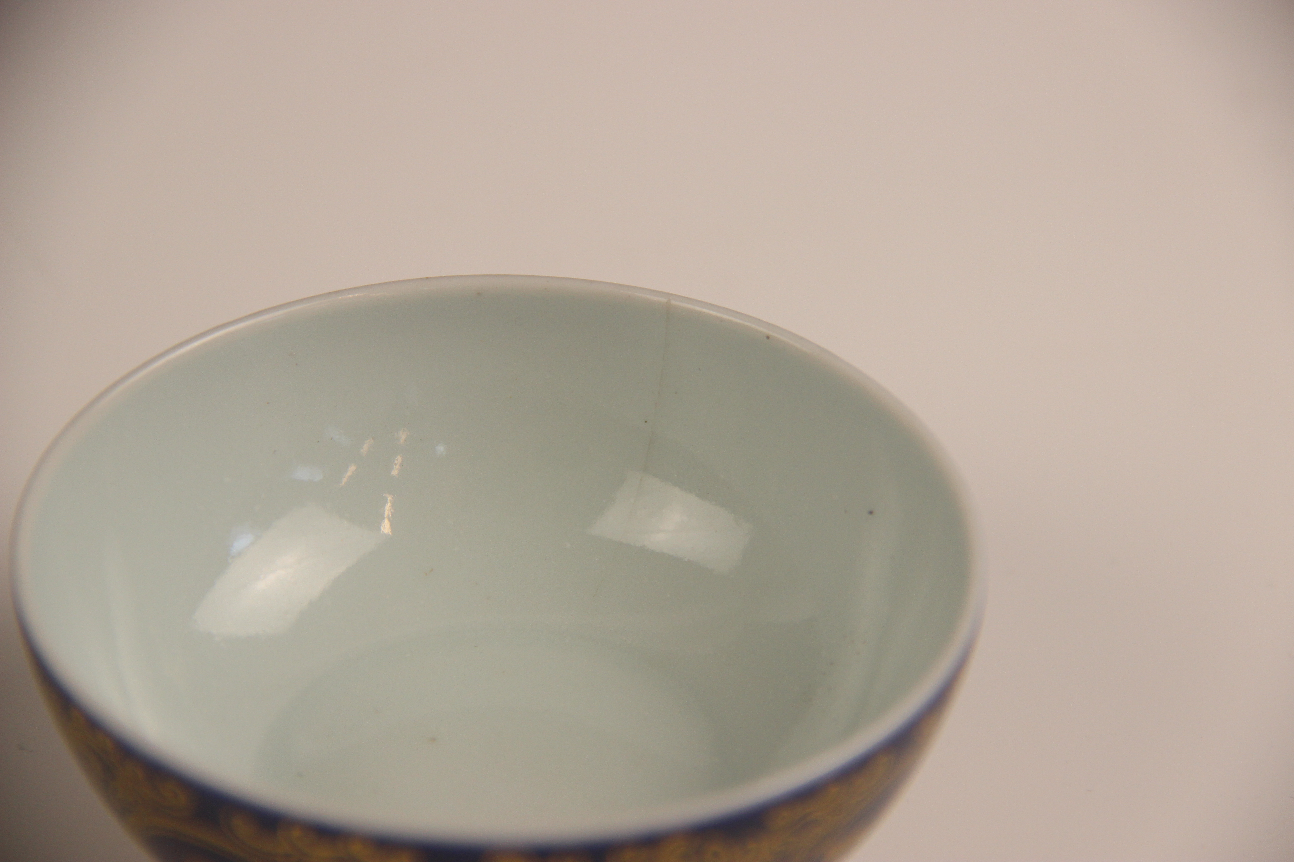 A pair of Chinese porcelain powder blue tea bowls, Qianlong mark, each circular shaped shallow - Bild 7 aus 7