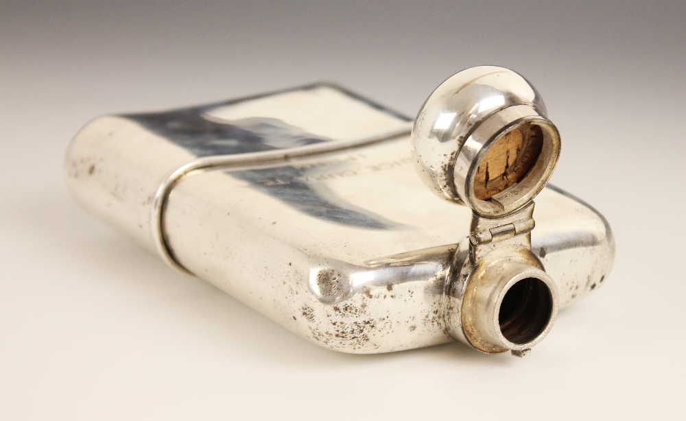 A George V silver hip flask, Mappin & Webb, London 1928, of curved rectangular form, bayonet clasp - Bild 3 aus 7