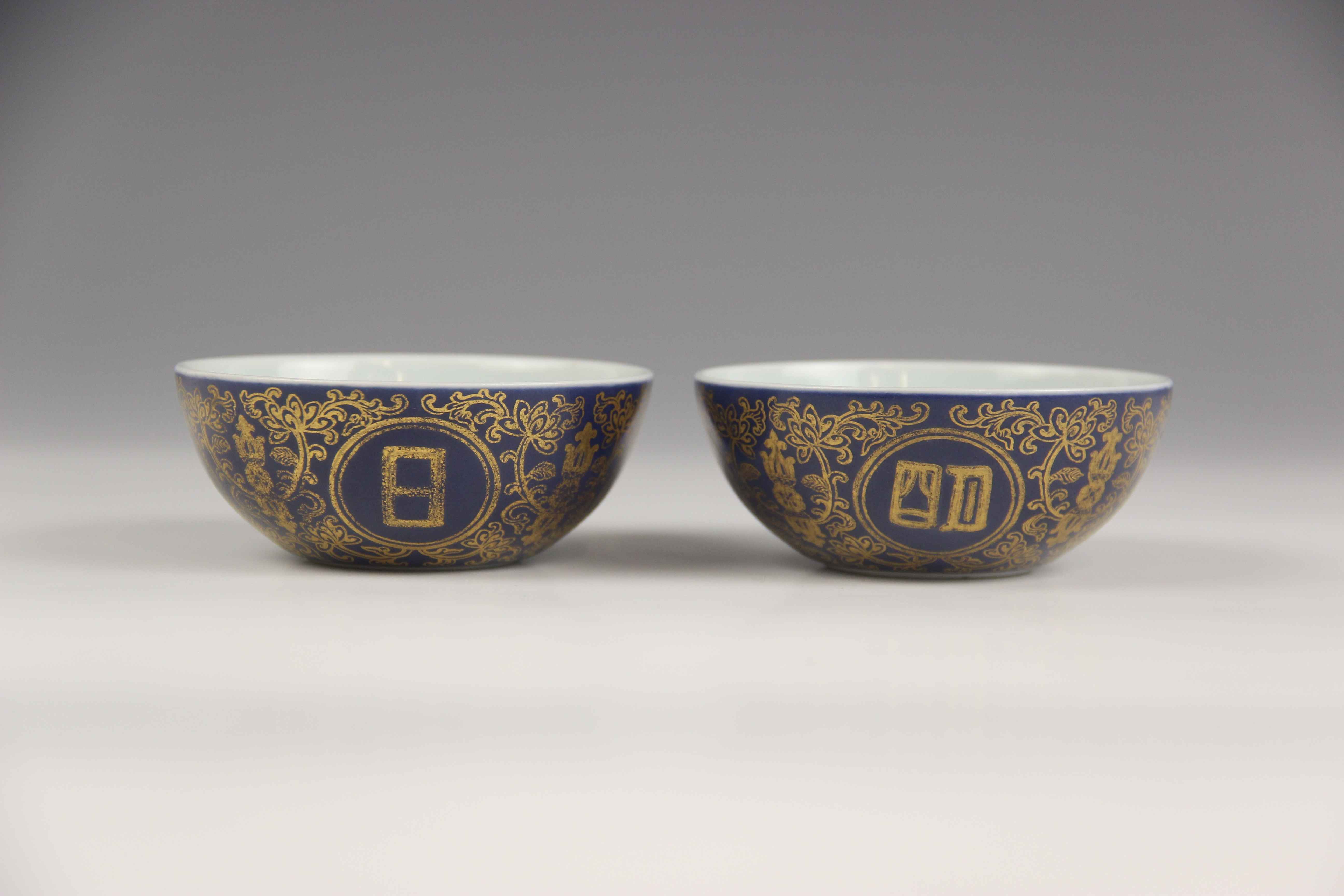 A pair of Chinese porcelain powder blue tea bowls, Qianlong mark, each circular shaped shallow - Bild 4 aus 7