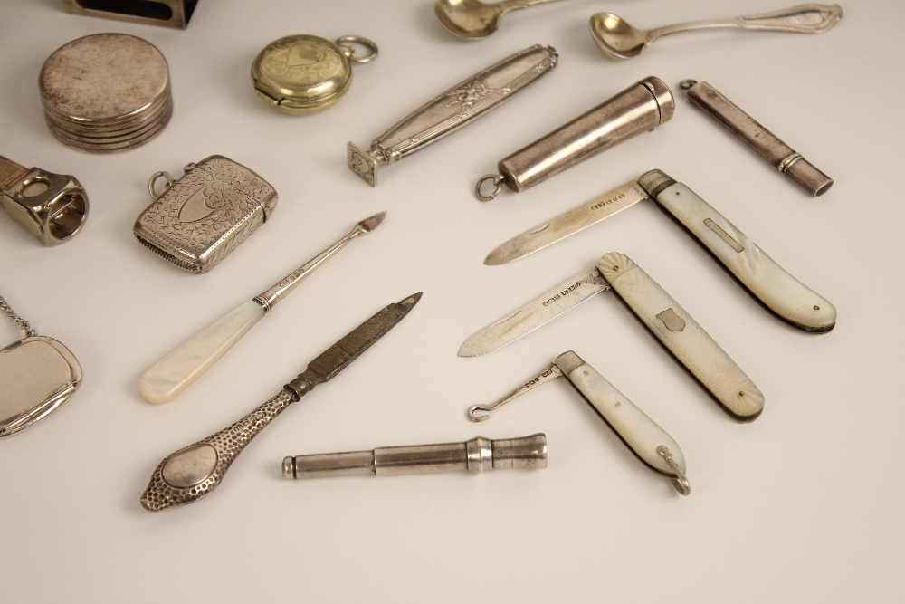 A selection of silver, silver mounted and silver coloured accessories, to include an Edwardian - Bild 2 aus 4