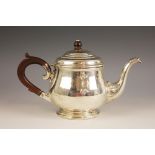 A George V silver teapot, Charles S Green & Co Ltd, Birmingham 1929, of baluster form on circular