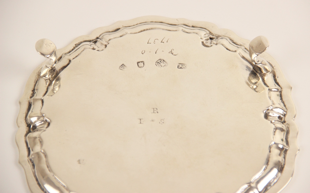 A George II silver waiter John Tuite, London 1735, of circular form with pie crust border on three - Bild 2 aus 2