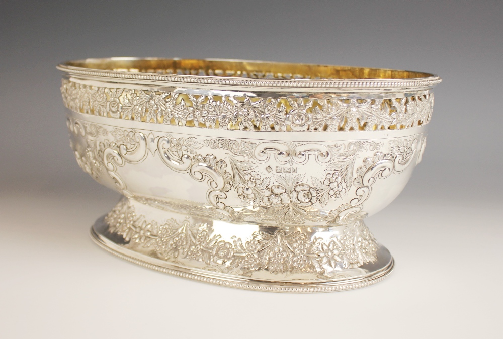 A late Victorian silver centrepiece dish, Martin, Hall & Co, Sheffield 1899, of oval form on - Bild 2 aus 7