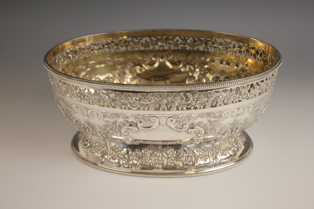 A late Victorian silver centrepiece dish, Martin, Hall & Co, Sheffield 1899, of oval form on - Bild 6 aus 7