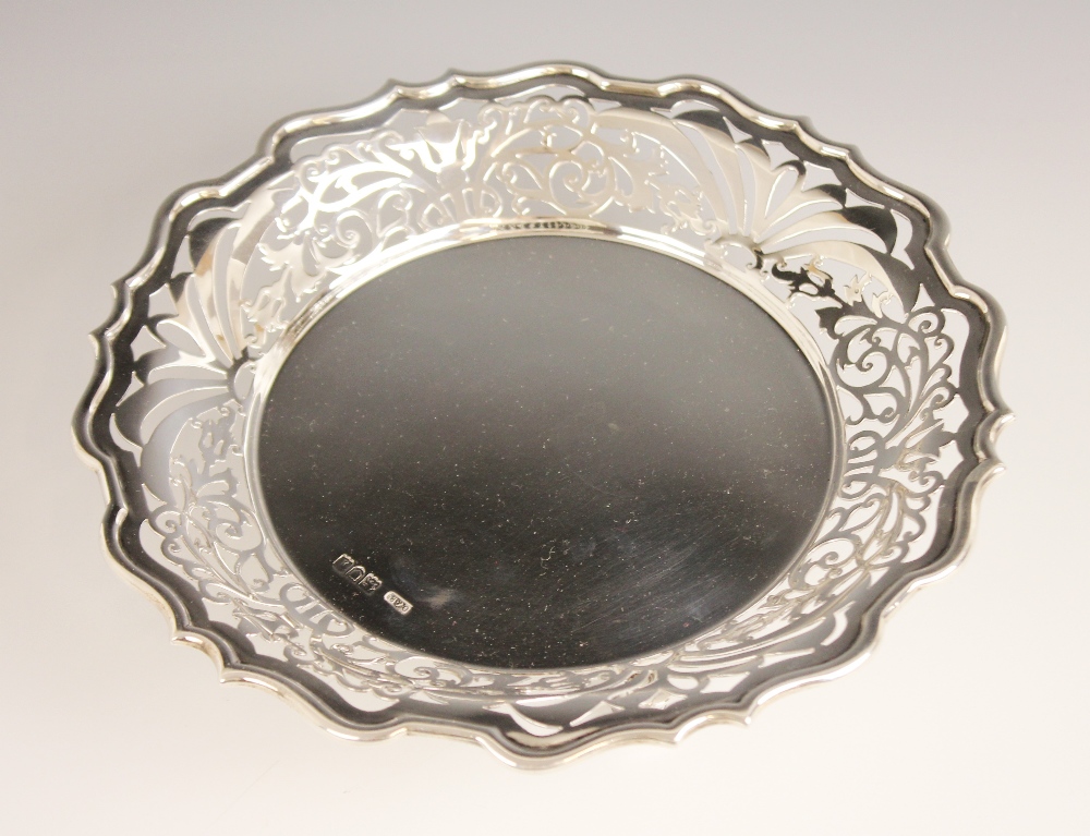 An Edwardian silver bon-bon dish, Ollivant & Botsford, London 1904, of circular form with pierced - Bild 3 aus 4