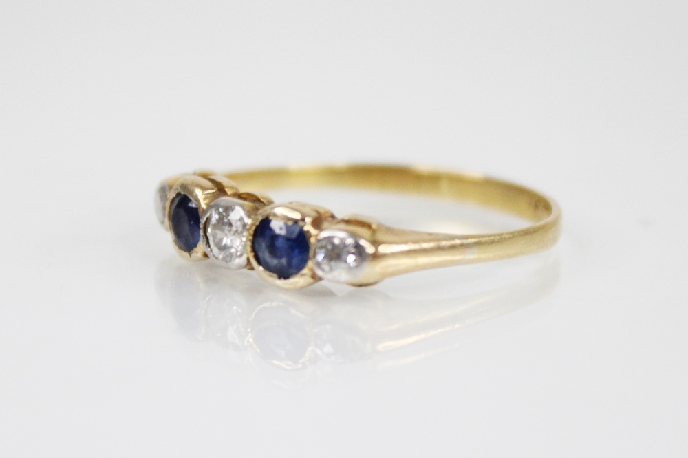 An early 20th century sapphire and diamond five stone ring, designed as a central round mixed cut - Bild 3 aus 4