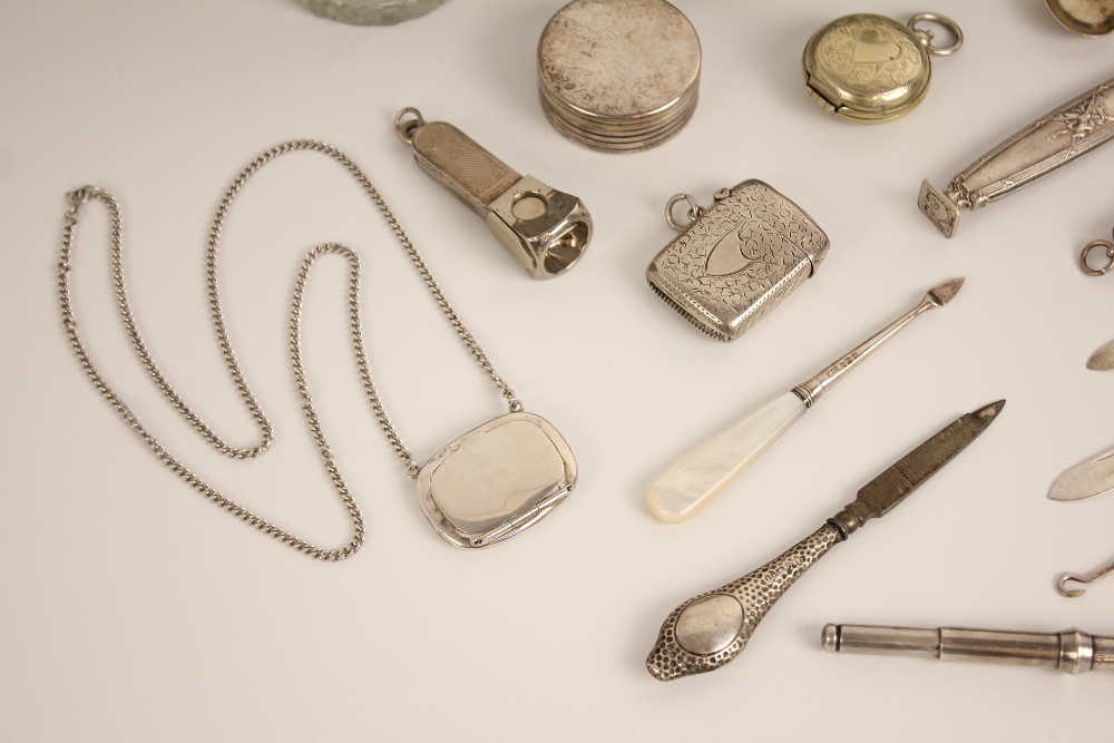 A selection of silver, silver mounted and silver coloured accessories, to include an Edwardian - Bild 4 aus 4