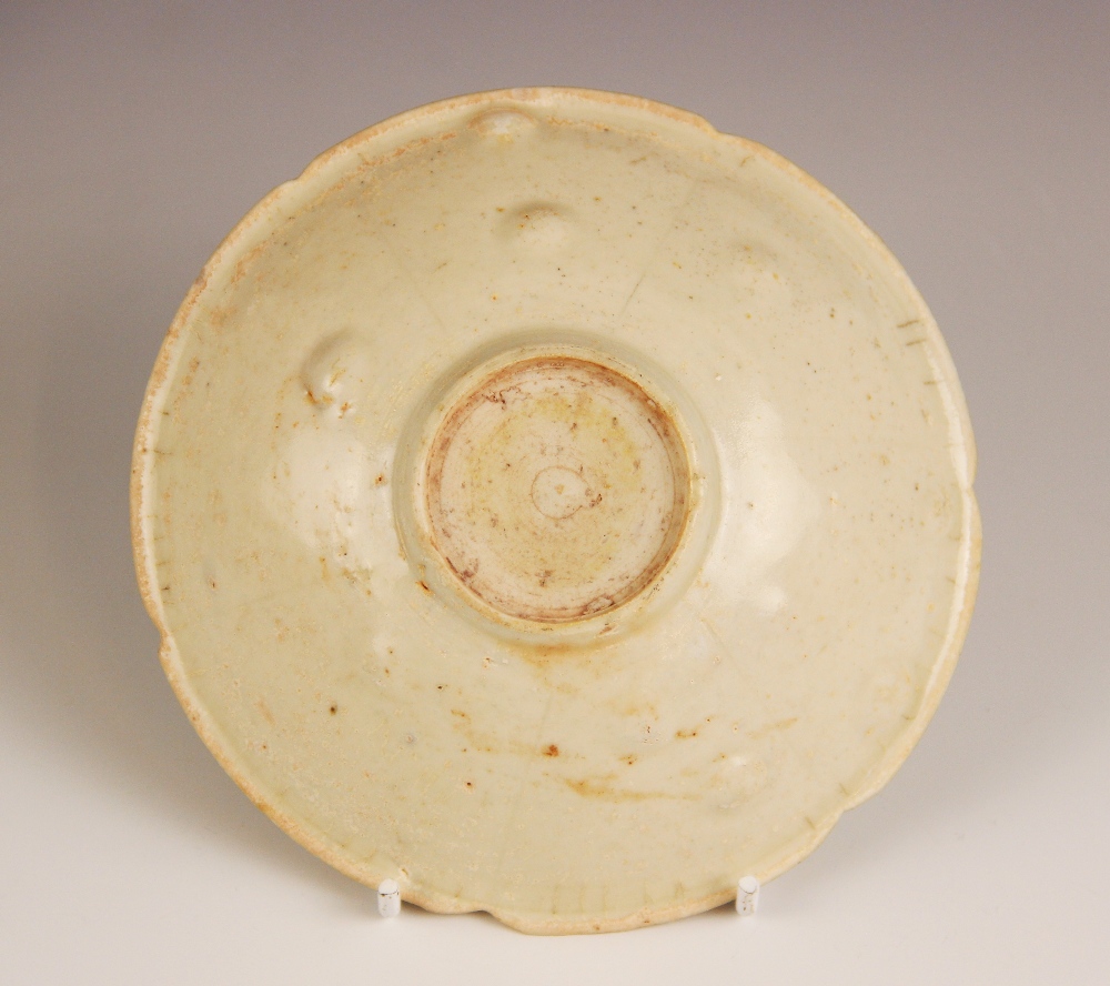 A Chinese porcelain Song Dynasty (960 -1279) bowl, the pale celadon glazed bowl of small lobed - Image 2 of 2