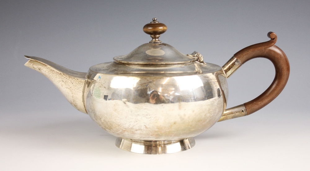 A George V silver teapot, Hukin and Heath Ltd, Birmingham 1924, of compressed globular form on - Image 3 of 3