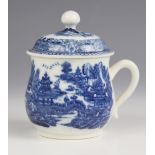 A Caughley porcelain custard cup and cover, circa 1785, transfer printed in underglaze blue with the