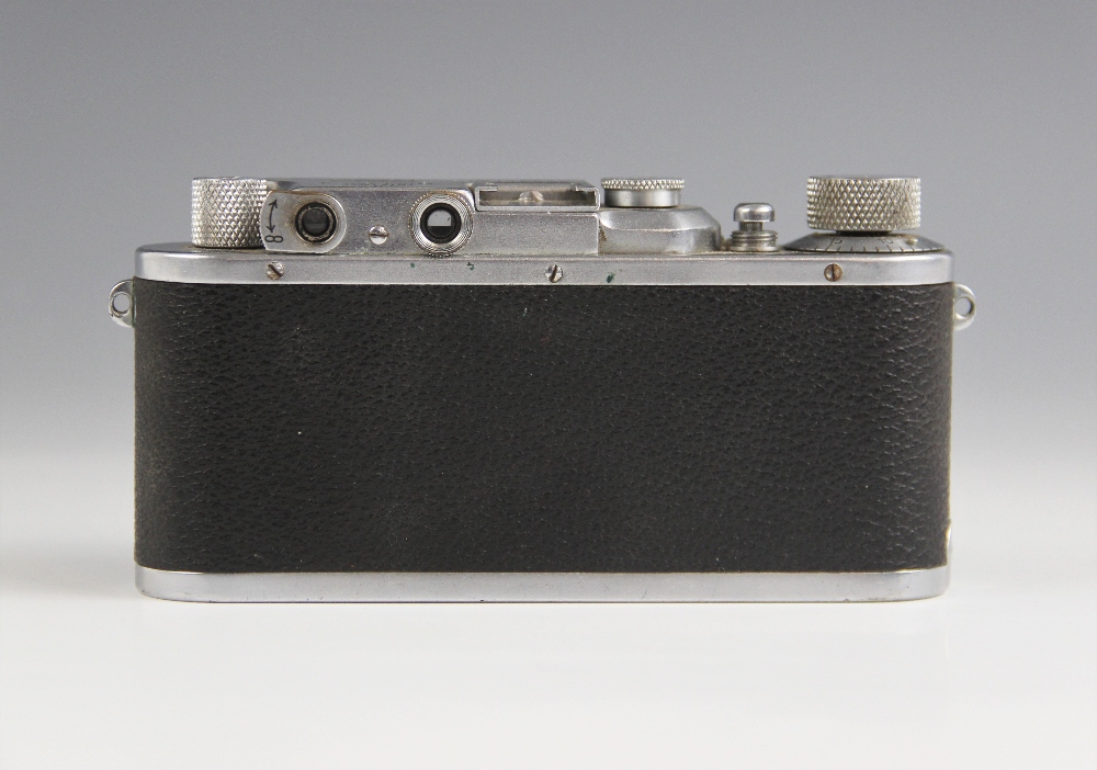 An early Ernst Leitz Wetzlar Leica III Rangefinder camera in chrome finish, serial number 116886, - Image 5 of 7