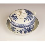 A Worcester butter tub and cover, circa 1770, printed in underglaze blue with The Three Flowers