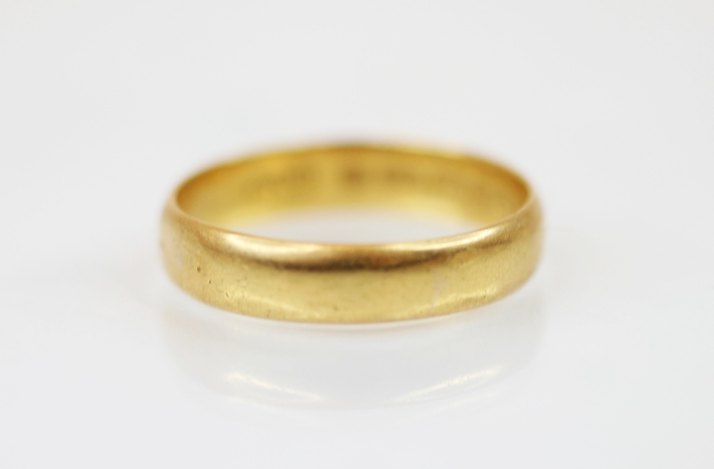 A Victorian 22ct yellow gold wedding band, marks for 'S&B', Birmingham (date letter worn), ring size