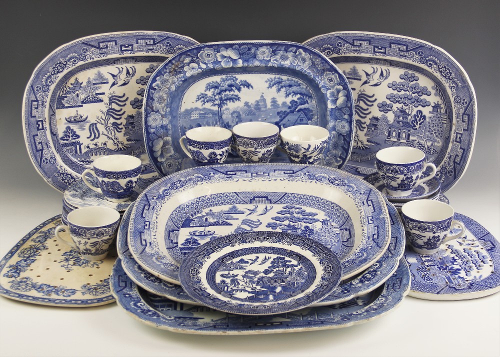A collection of blue and white transfer printed wares, 19th century and later, to include a - Image 3 of 7