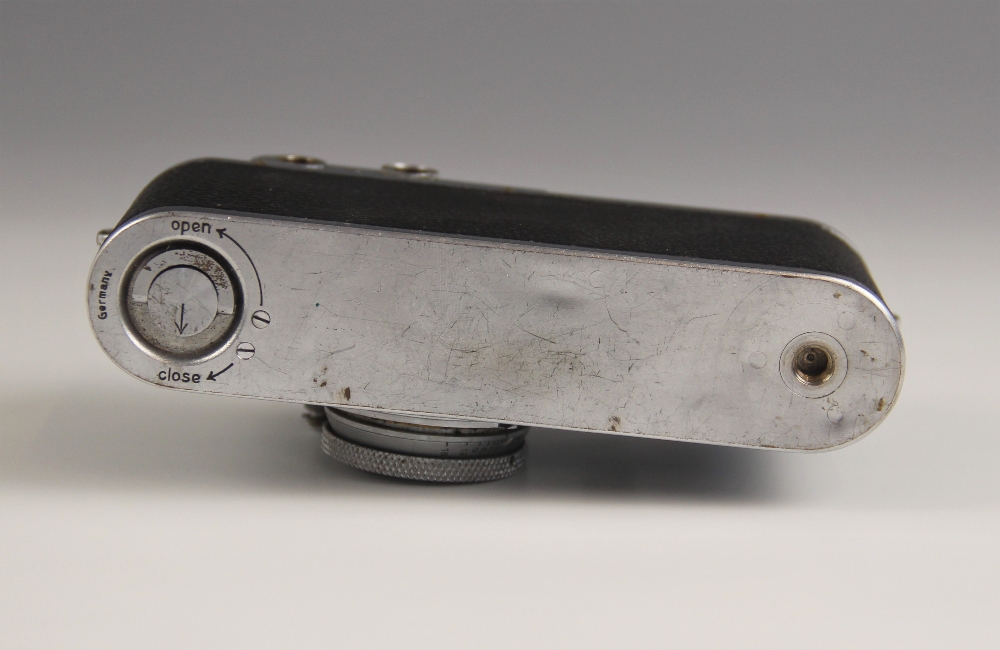 An early Ernst Leitz Wetzlar Leica III Rangefinder camera in chrome finish, serial number 116886, - Image 7 of 7