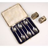 A cased set of silver George V teaspoons, Walker and Hall, Sheffield 1933, with crossed golf club