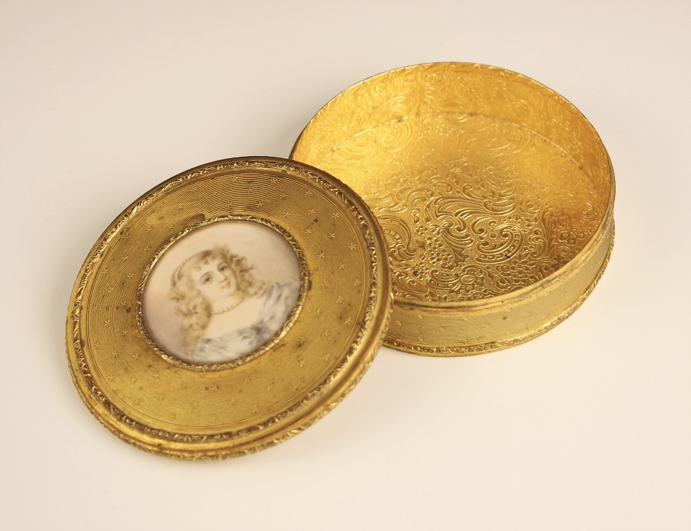 A French gilt brass circular powder box, late 19th century, - Image 2 of 2