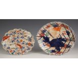 A Japanese Imari porcelain plate, Meiji Period (1868-1912), modelled in the form of a leaf with