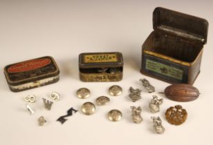 A collection of fourteen George VI War Department Constabulary uniform buttons, comprising nine 25mm