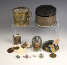 WORLD WAR I INTEREST: A collection of WW1 memorabilia to include a trench art 1916 4.5" Howitzer