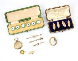 A selection of yellow metal and gold jewellery, including a set of 9ct mounted dress studs with faux