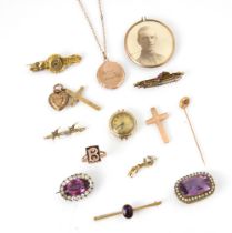 A selection of jewellery, including a two 9ct yellow gold cross pendants, a initial 'B' ring,