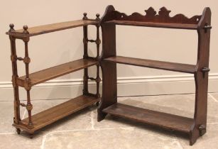 An Edwardian oak wall shelf, with a shaped and pierced pediment over three graduated shelves, 73cm H